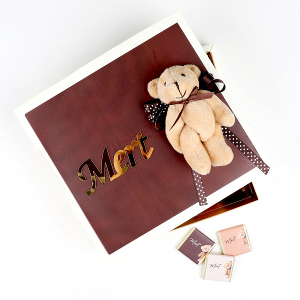 3 Renk İsimli Dekorlu Bebek Madlen Çikolatası Pleksi Krem Kutu - 5