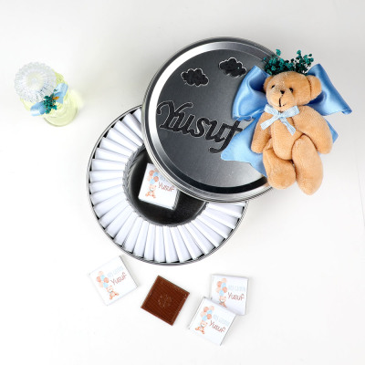 Ayıcık Figürlü Erkek Bebek Çikolatası (Metal Yuvarlak Kutu) 70 Adet Madlen+Kolonya Hediyeli - 2