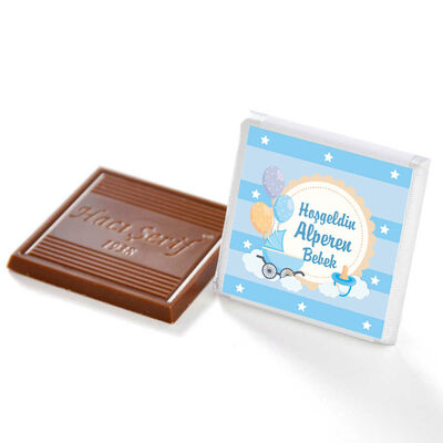 Etiket Baskılı Biblolu Erkek Bebek Çikolatası (Metal Yuvarlak Kutu) 50 Adet Madlen Çikolata +Gül Suyu Hediyeli - 2