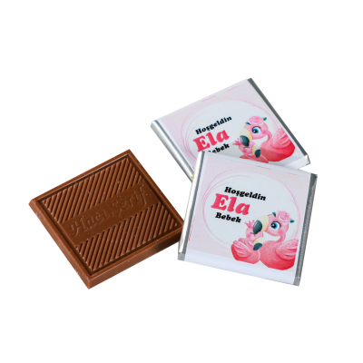 Flamingo Etiket Baskılı Biblolu Kız Bebek Çikolatası (Metal Yuvarlak Kutu) 70 Adet Madlen Çikolata +Gül Suyu Hediyeli