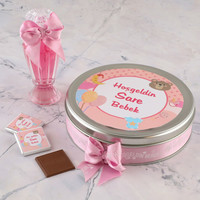 Etiket Baskılı Kurdelalı Kız Bebek Çikolatası (Metal Yuvarlak Kutu) 50 Adet Madlen Çikolata +Gül Suyu Hediyeli - 3