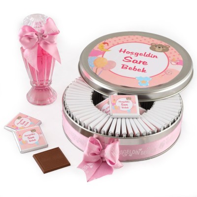 Etiket Baskılı Kurdelalı Kız Bebek Çikolatası (Metal Yuvarlak Kutu) 50 Adet Madlen Çikolata +Gül Suyu Hediyeli - Hacı Şerif