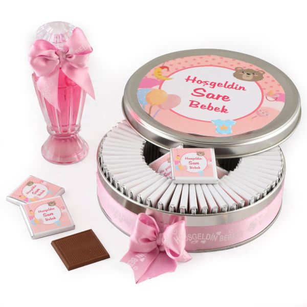 Etiket Baskılı Kurdelalı Kız Bebek Çikolatası (Metal Yuvarlak Kutu) 50 Adet Madlen Çikolata +Gül Suyu Hediyeli - 1