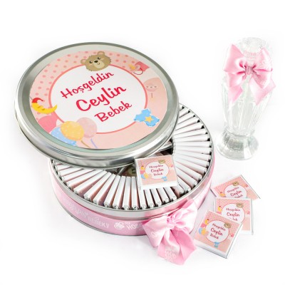 Etiket Baskılı Kurdelalı Kız Bebek Çikolatası (Metal Yuvarlak Kutu) 50 Adet Madlen+Kolonya Hediyeli - 1