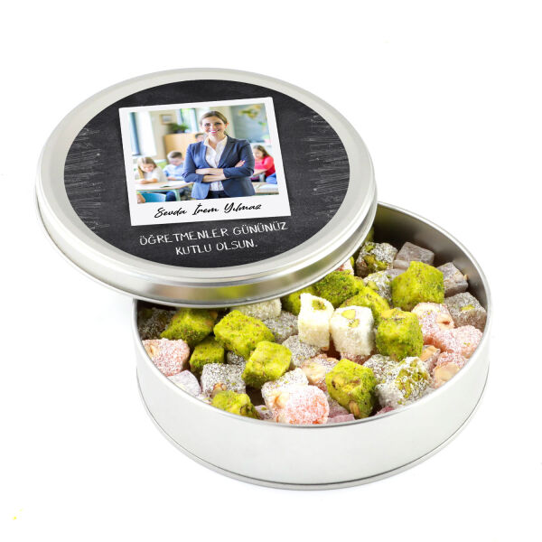 Fotoğraflı İsimli Öğretmenler Günü Hediyesi Çifte Kavrulmuş Lokum (Metal Yuvarlak Kutu) 300g - 1
