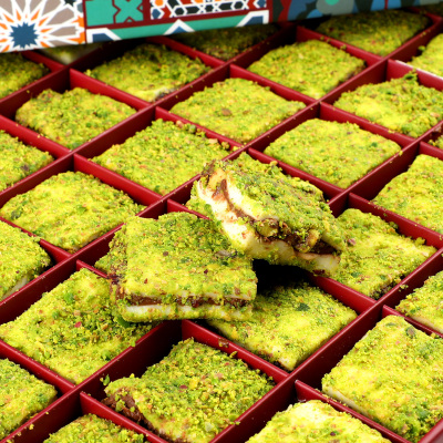İçi Dışı Antep Fıstıklı Çikolatalı Bohça Lokum (Motif Desenli Kutu) 750g - 2