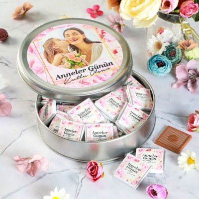 Kendi Fotoğrafınız ile Anneler Günü Hediyesi (Yuvarlak Metal) 40 Adet Madlen Çikolata - Hacı Şerif