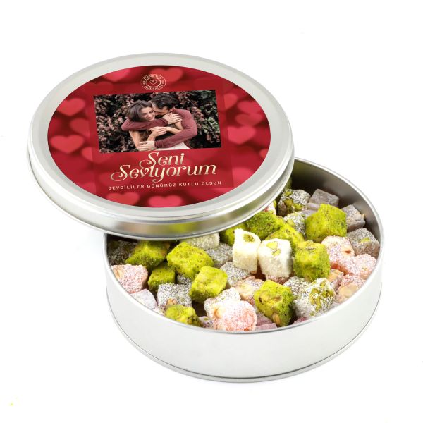 Kendi Fotoğrafınızla Sevgililer Günü Hediyesi Çifte Kavrulmuş Lokum (Metal Yuvarlak Kutu) 300g - 1