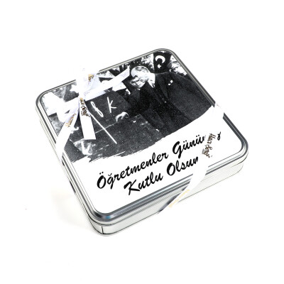 Atatürk Temalı Öğretmenler Günü Hediyesi Sütlü Bitter 64 Adet Madlen Çikolata (Metal Kutu) - 4