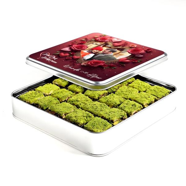 Sevgiliye Hediye Fotoğraflı İsimli İçi Dışı Antep Fıstıklı Çikolatalı Bohça Lokum (Metal Kutu) - 3