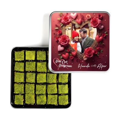Sevgiliye Hediye Fotoğraflı İsimli İçi Dışı Antep Fıstıklı Çikolatalı Bohça Lokum (Metal Kutu) - 1